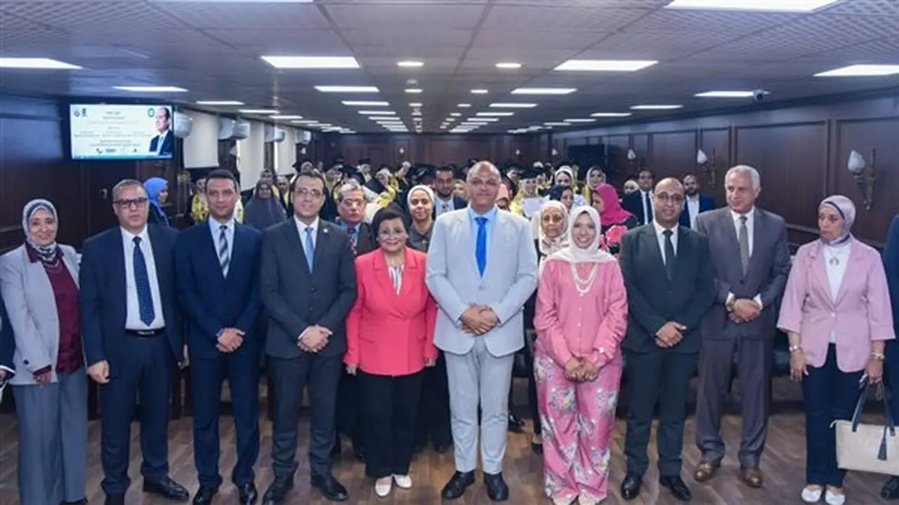 محافظ الإسكندرية ونائب وزير الصحة يكرمان القابلات تقديرًا لدورهن في تعزيز صحة الأم والطفل
