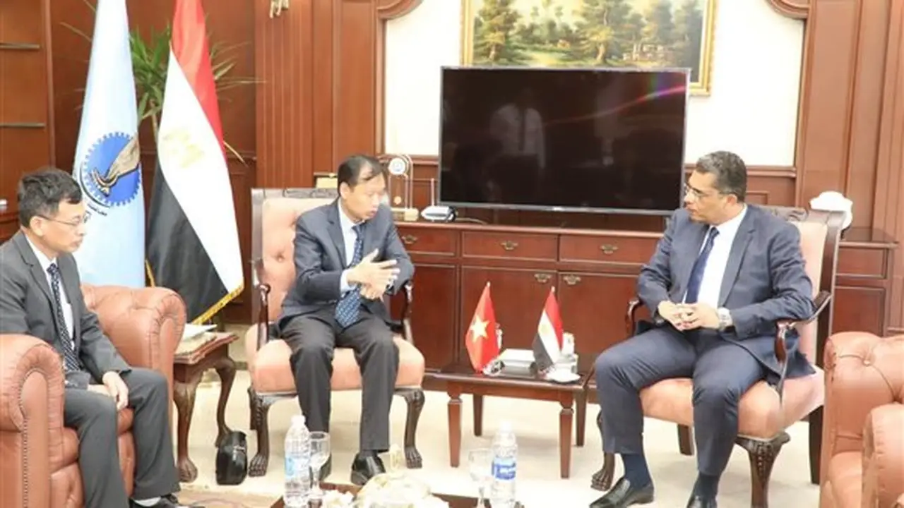 محافظ البحر الأحمر يبحث سبل تعزيز التعاون مع سفير فيتنام
