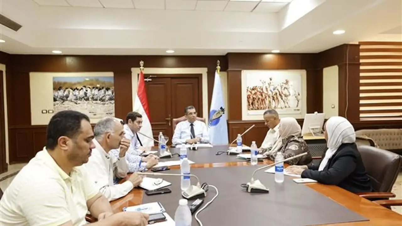 محافظ البحر الأحمر يستعرض مشروعات الدورة الرابعة للمبادرة الوطنية للمشروعات الخضراء الذكية