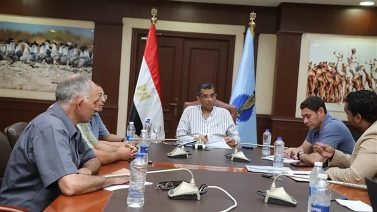 محافظ البحر الأحمر يستعرض مشروعات تنموية للشباب في مدن الجنوب