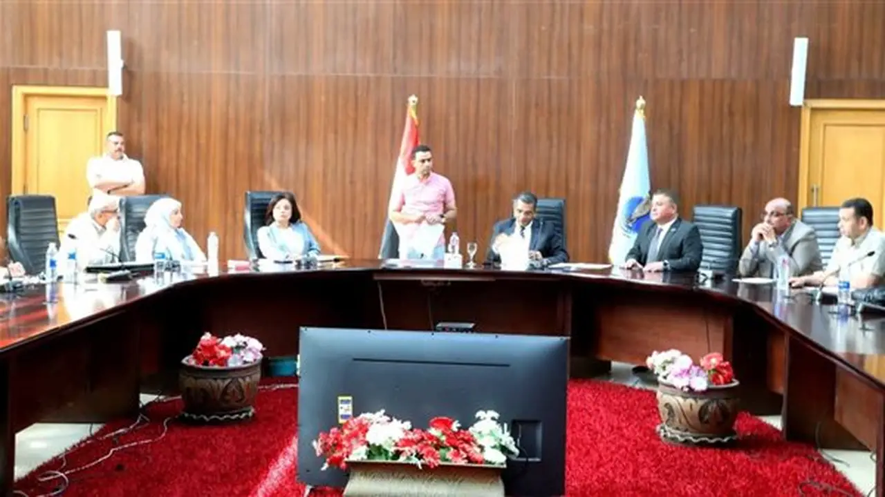 محافظ البحر الأحمر يواصل لقاءاته مع المواطنين ويؤكد على سرعة حل شكاواهم