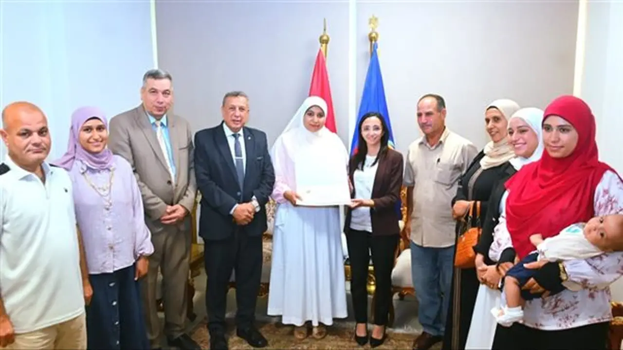 تكريم محافظ البحيرة لأوائل الجمهورية في الدبلوم الصناعي