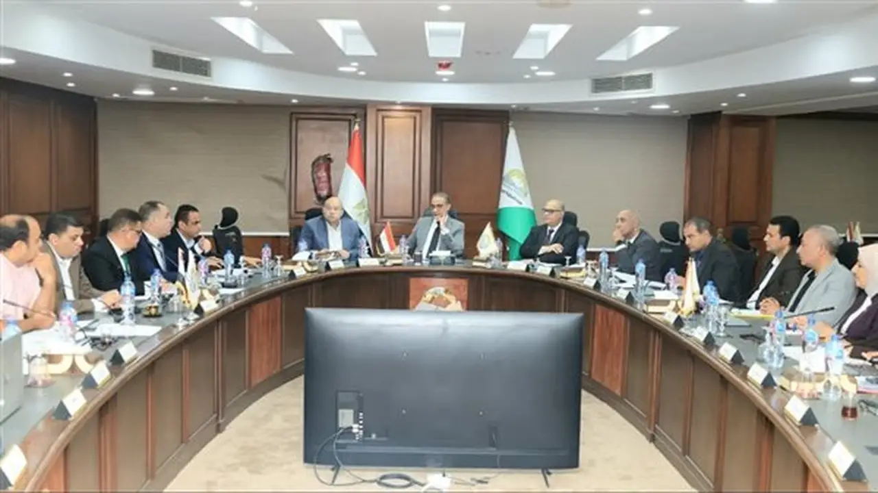 محافظ الجيزة يناقش مطالب البدرشين والعياط ويعتمد حلولاً عاجلة في مجالات التعليم والصحة والخدمات