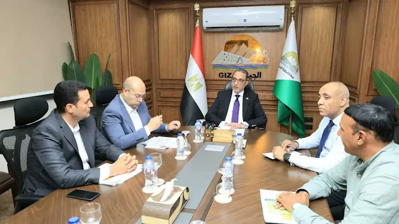 محافظ الجيزة يوجه بتسريع تنفيذ مشروعات البدرشين وتعزيز خدمات النظافة بـ95 عاملًا