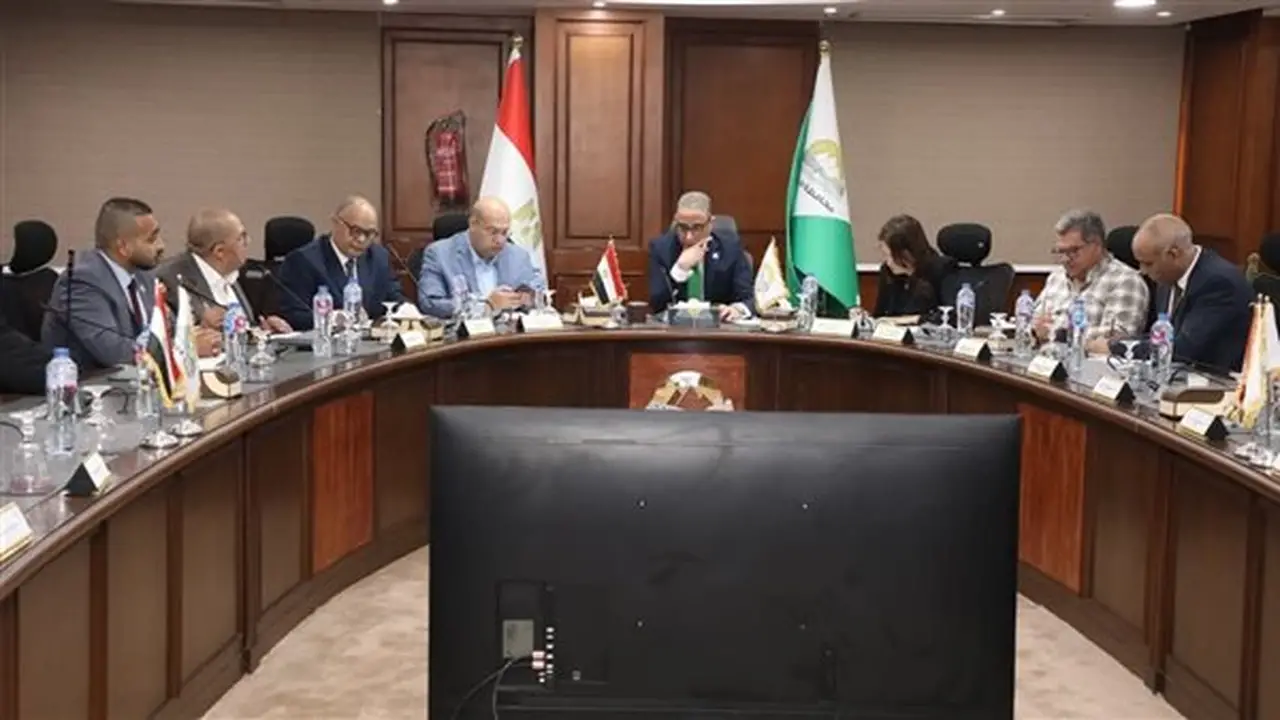 محافظ الجيزة يوجه بدعم مستشفى الواحات وسرعة صيانة المدارس