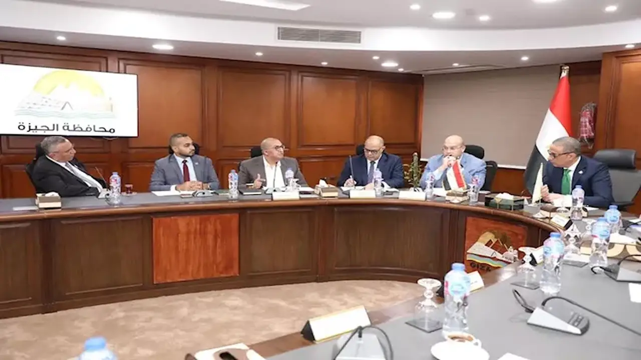 محافظ الجيزة يوجه بدعم مستشفى الواحات وسرعة صيانة المدارس قبل بدء العام الدراسي