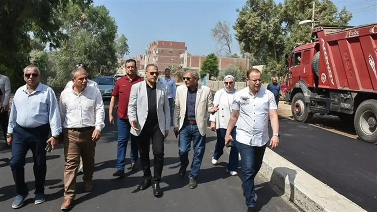 محافظ الشرقية يتفقد مشروع توسعة وتأهيل طريق بحر مشتول