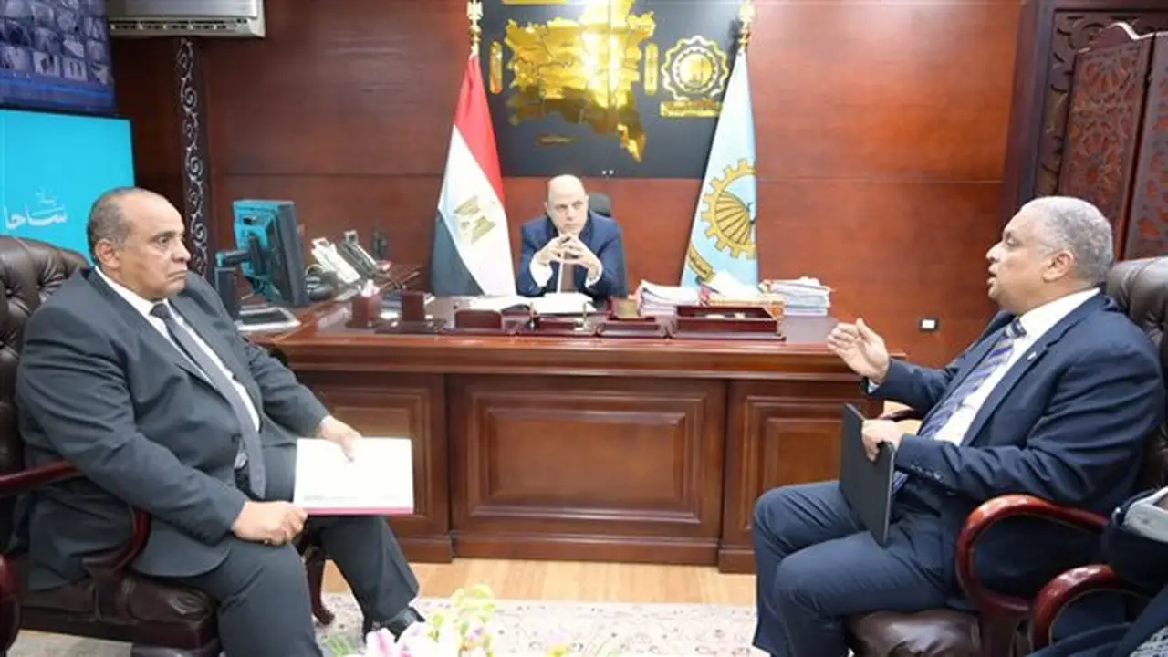 محافظ الغربية ورئيس شركة غاز مصر يناقشان خطة توصيل الغاز للمناطق الحضرية والريفية