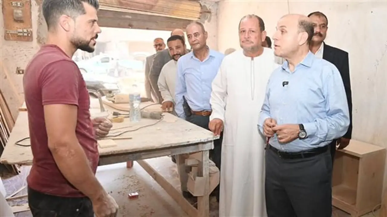 محافظ الغربية يزور ورش ومعارض صناعة الأثاث والأخشاب في بلقينا