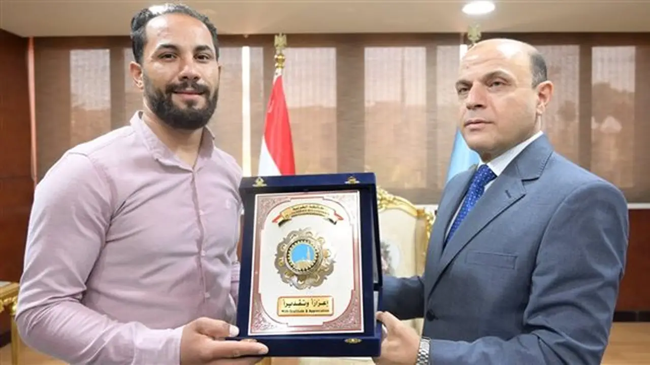 محافظ الغربية يكرم أحمد البنا ويمنحه فرصة عمل تقديرًا لشجاعته