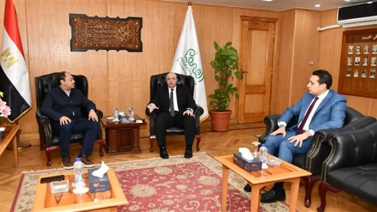 محافظ الفيوم ورئيس هيئة تنمية الصعيد يناقشان سبل الاستغلال الأمثل للفرص الاستثمارية