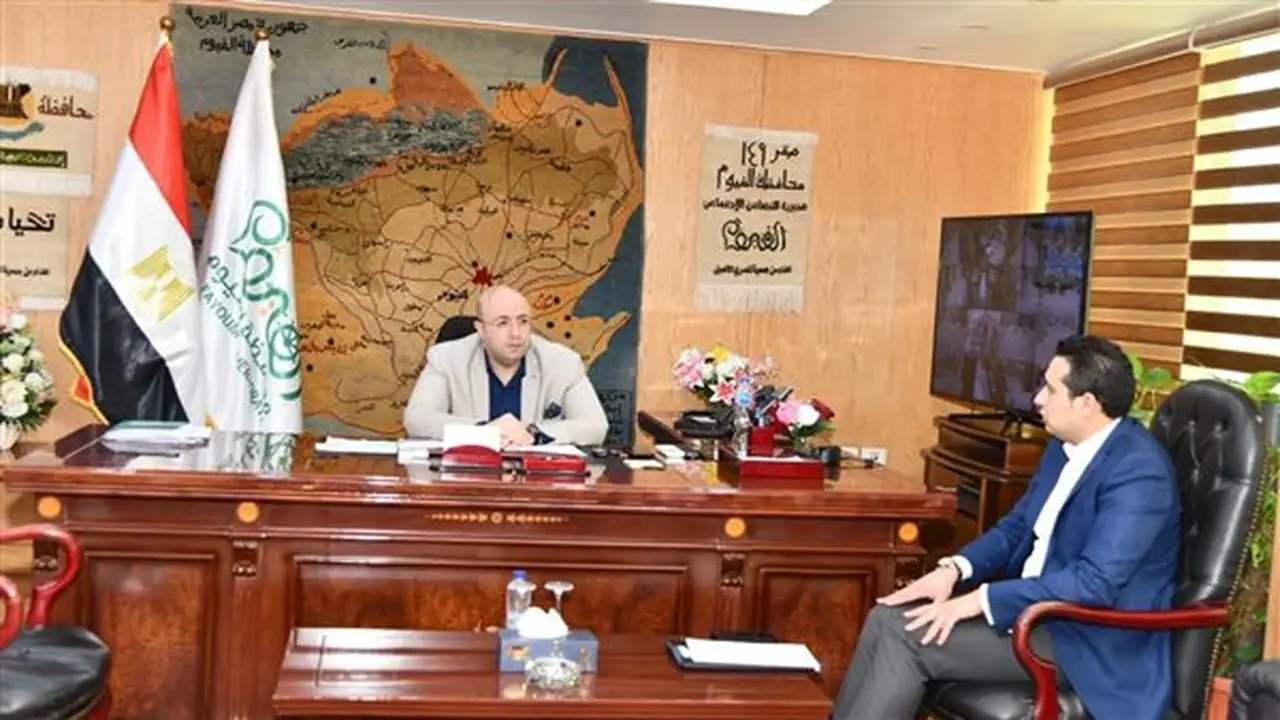 محافظ الفيوم يؤكد أهمية تعزيز الوعي البيئي لدى طلاب الجامعات والمدارس