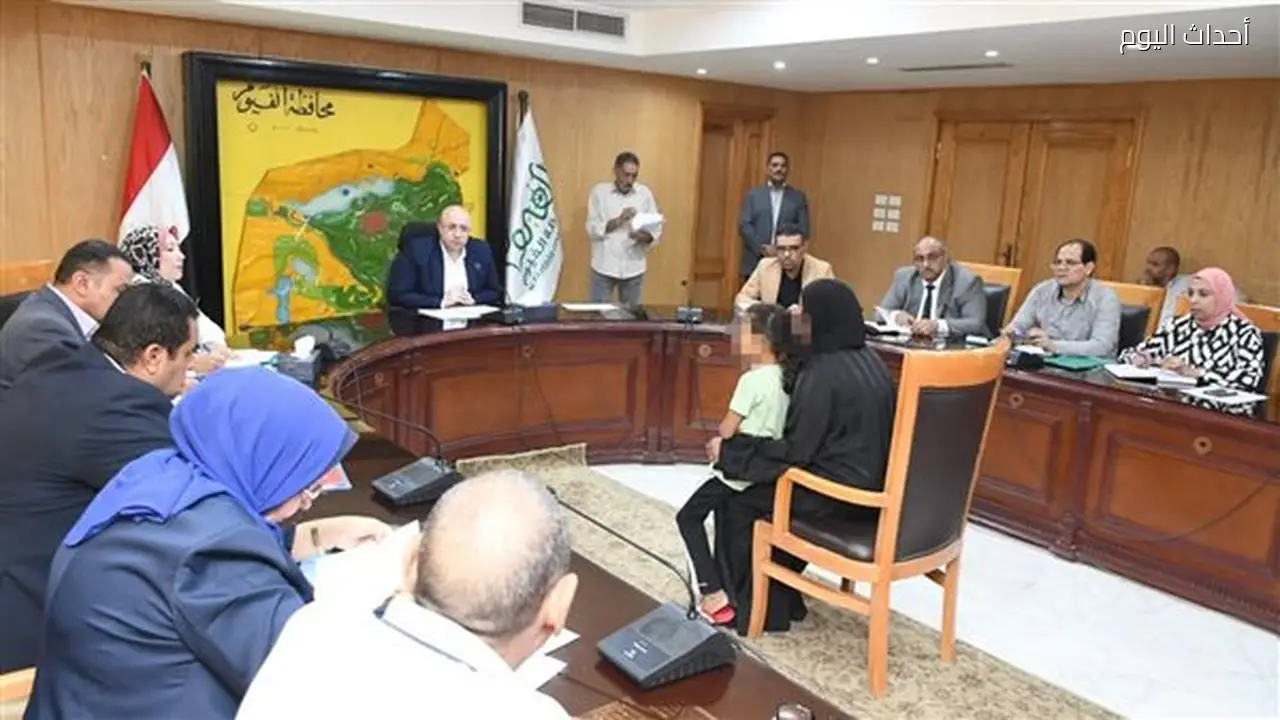 محافظ الفيوم يوجه بتوفير الفحوصات الطبية اللازمة لطفل يحتاج لزراعة أذن وفك