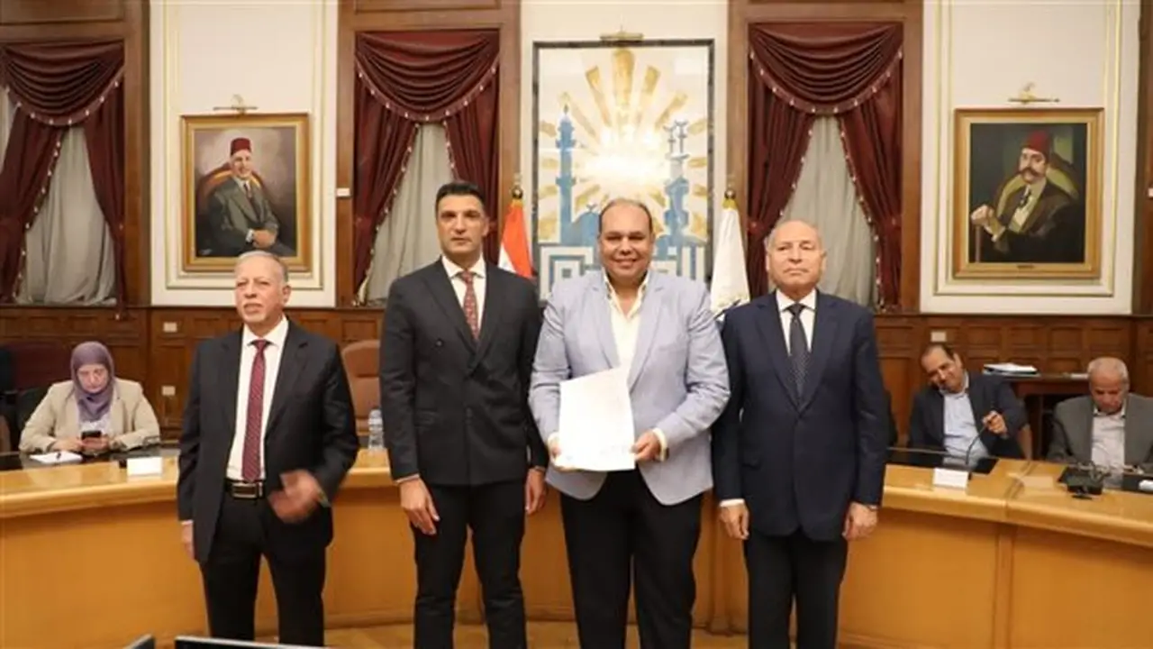 محافظ القاهرة يعلن تسليم 127 عقدًا للمصانع والورش في شق الثعبان بعد تقنين أوضاعهم