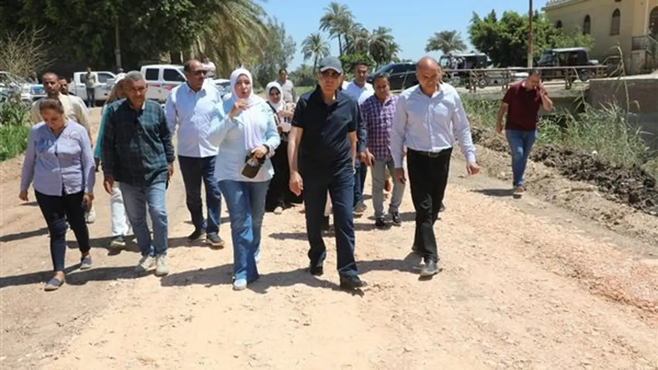 محافظ المنيا يتفقد أعمال رصف طريق الشراينة ويحث على سرعة التنفيذ