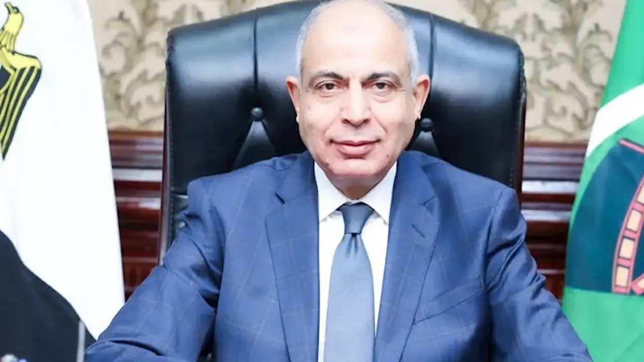 محافظ المنيا يشجع المواطنين على التسجيل في منظومة التأمين الصحي الشامل
