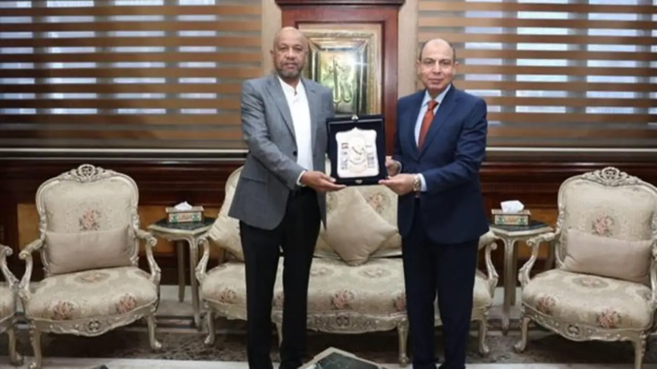 محافظ المنيا يكرم محمود عبد الدايم تقديرًا لمساهماته في الفعاليات القومية
