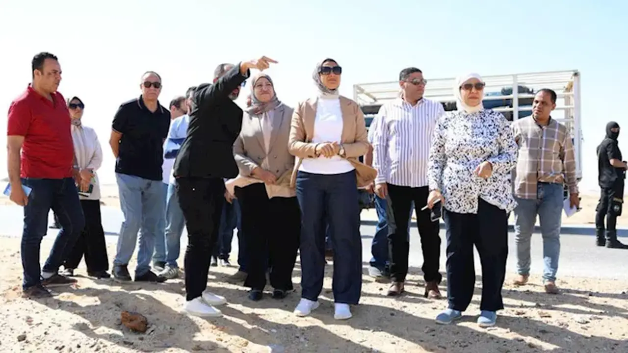 محافظ الوادي الجديد تتفقد موقع مجمع الصناعات الغذائية الجديد على مساحة 100 فدان