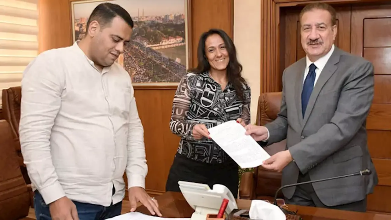 محافظ بورسعيد يوقع عقود تمليك أراضٍ لستة مصانع جديدة