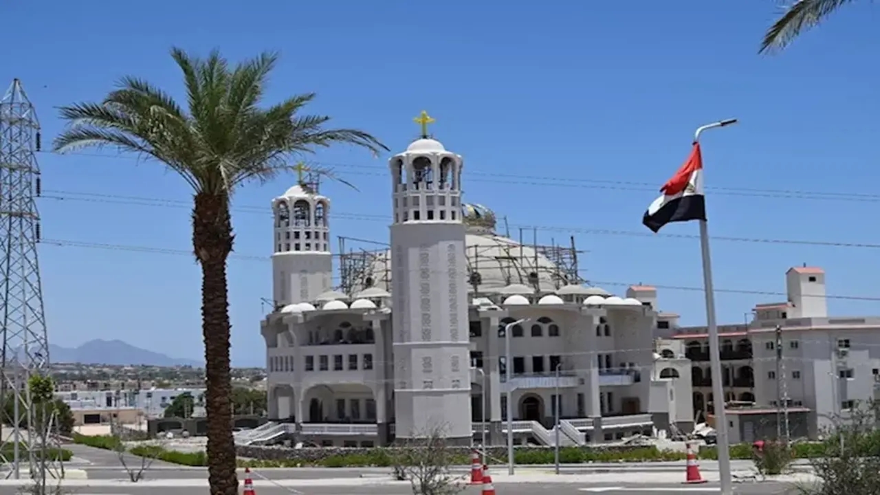 محافظ جنوب سيناء يتفقد أعمال إنشاء كنيسة كيرياليسون في نويبع (صور)