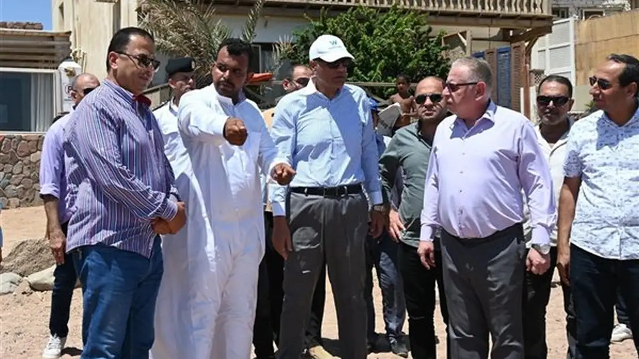 محافظ جنوب سيناء يتفقد المناطق المحرومة من الصرف الصحي بالعصلة في مدينة دهب