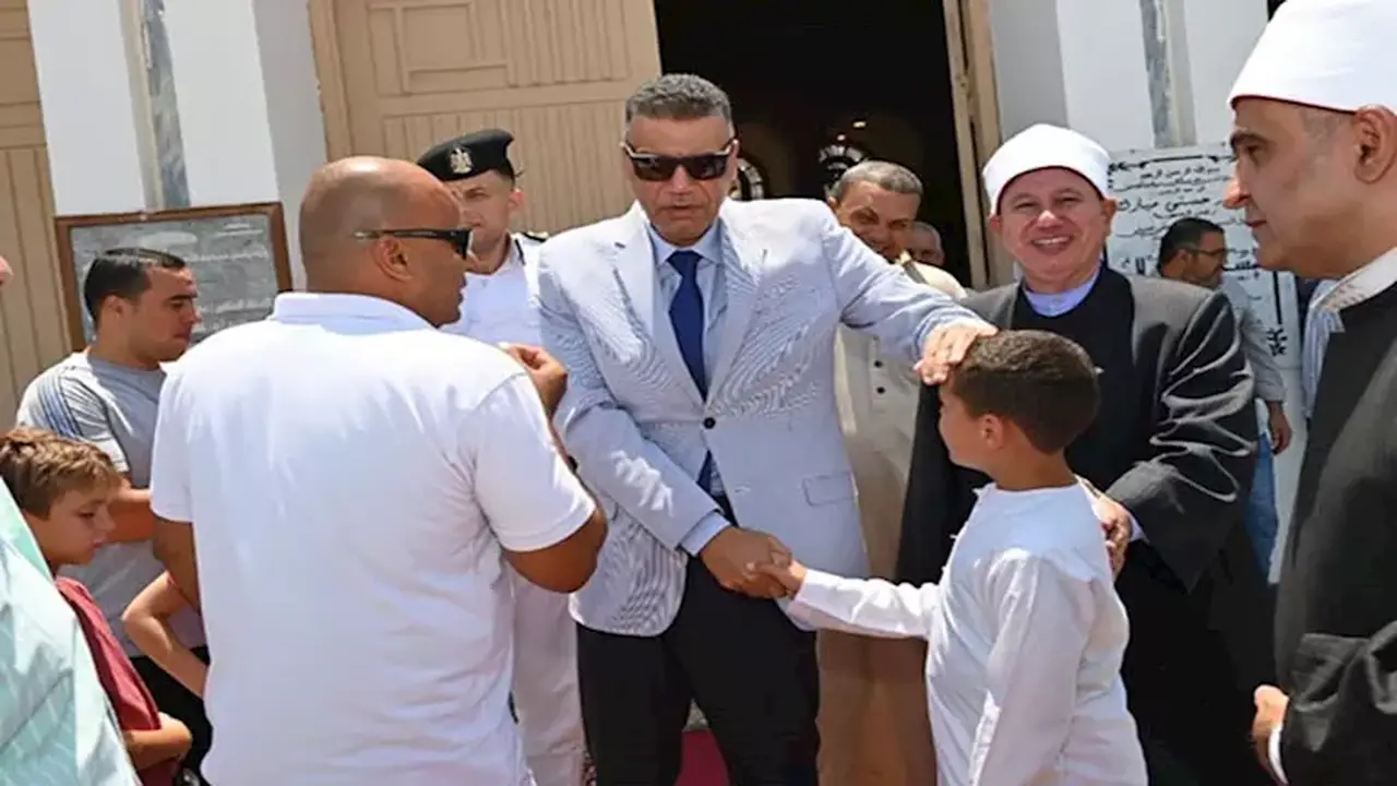محافظ جنوب سيناء يشارك المصلين في مسجد السلام بشرم الشيخ: “أبوابي مفتوحة للجميع”