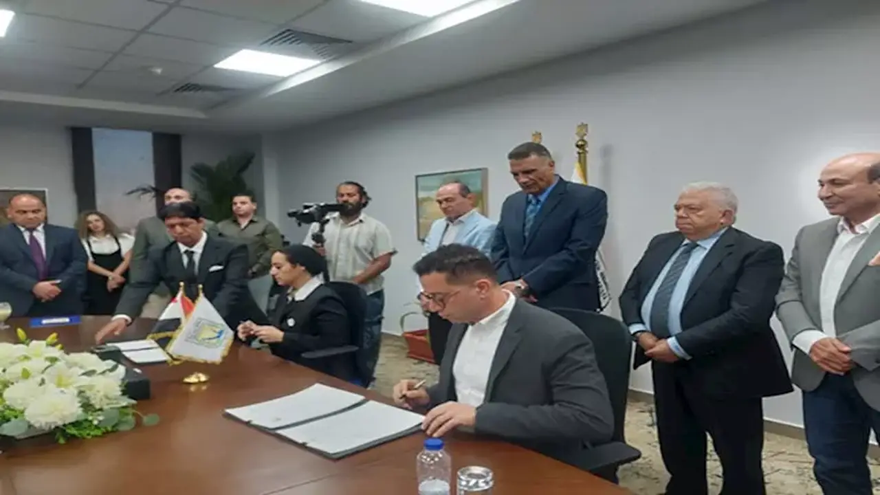محافظ جنوب سيناء يوقع بروتوكولاً لإنشاء محطة طاقة شمسية في أبوزنيمة – صور