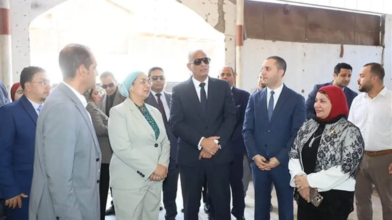 محافظ كفر الشيخ ورئيسة المجلس القومي للمرأة يتفقدان المعرض الدائم لمنتجات الرائدات