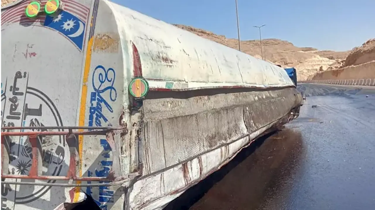 مصرع سائق إثر انقلاب شاحنة محملة بمواد بترولية على كوبري محور منفلوط