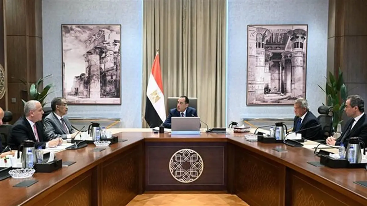 مدبولي يجتمع لمتابعة تنفيذ تكليفات الرئيس السيسي بشأن تطوير الإعلام المصري