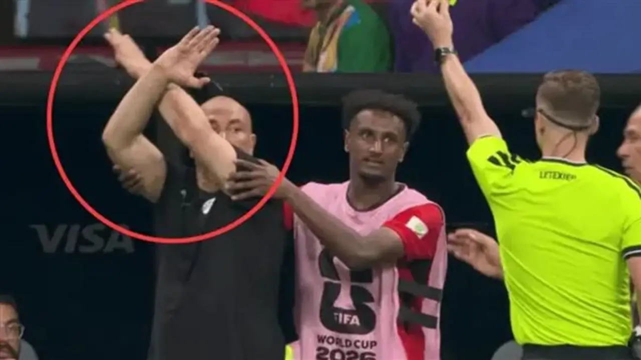 مدرب منتخب مصر يثير الجدل بإشارة “X” بعد الخسارة أمام الأرجنتين في كأس العالم