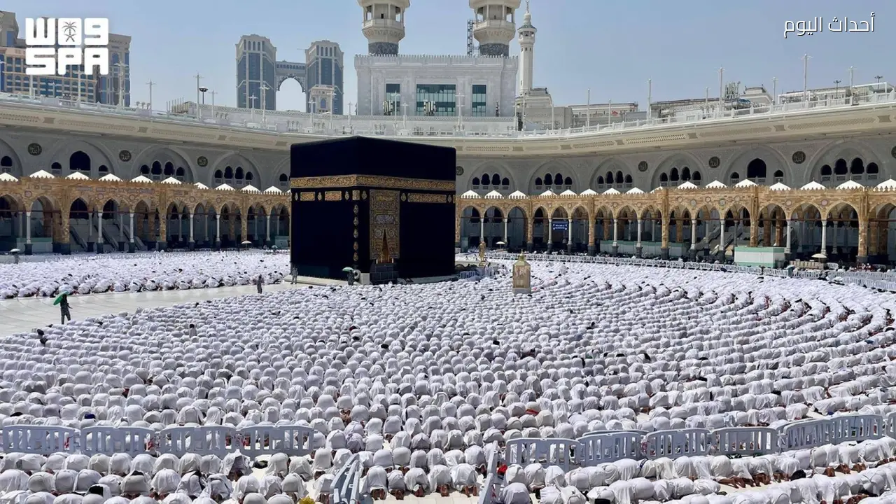 مراحل غسل الكعبة: عناية ودقة تعكسان قدسية المكان