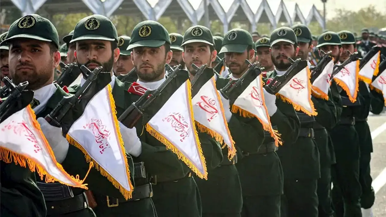 مسؤول أمريكي: الحرس الثوري الإيراني يطلق صاروخين على سفن تجارية في مضيق هرمز