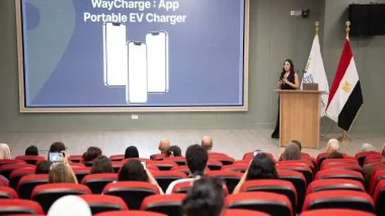 جامعة مصر للمعلوماتية تطلق برنامجين ذكيين لدعم خدمات السيارات الكهربائية وبيع السيارات