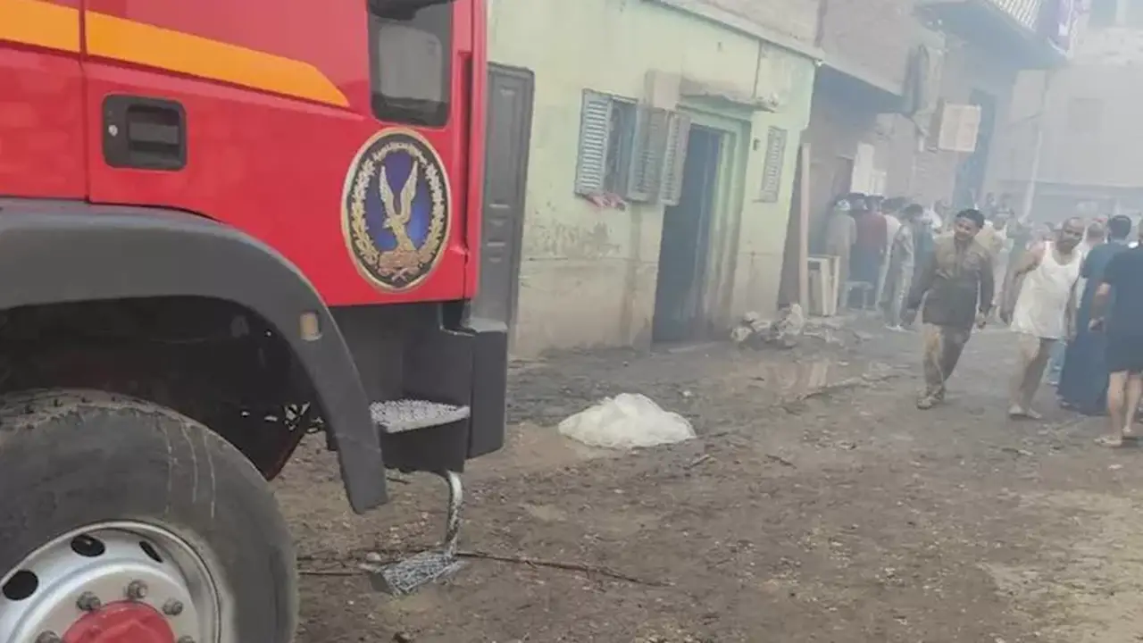 مصرع سيدة وإصابة شخص في حريق يلتهم 6 منازل بسوهاج
