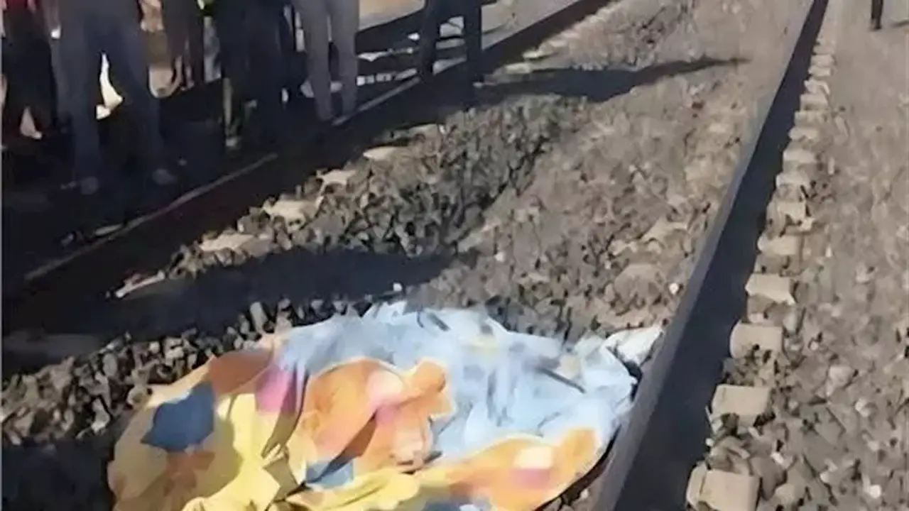 مصرع طفل تحت عجلات قطار في المنيا