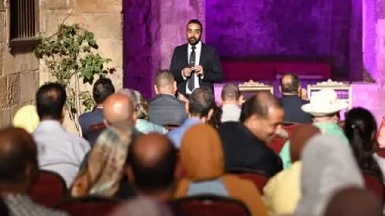 معاون وزير السياحة يستعرض أسرار الحضارات الغارقة في محاضرة بقصر الأمير طاز