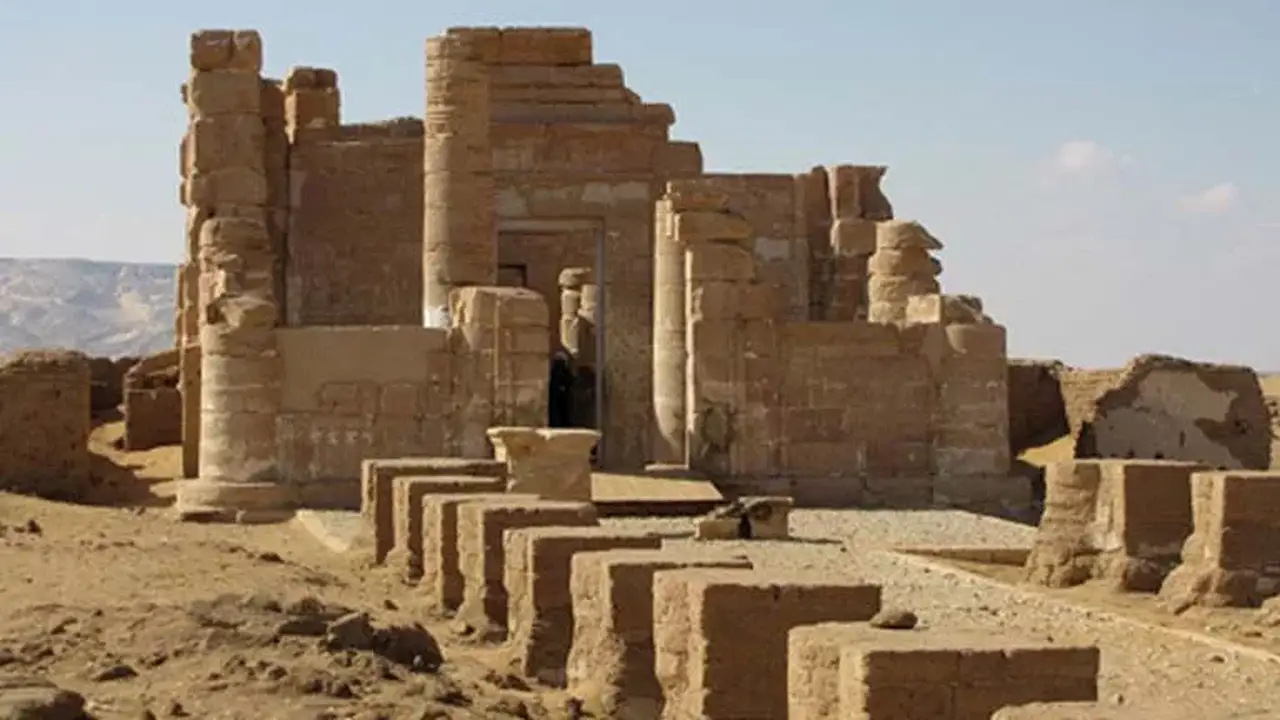 معبد دير الحجر: مكان الطمأنينة السري ونقوش نادرة لأباطرة رومان في الداخلة – صور