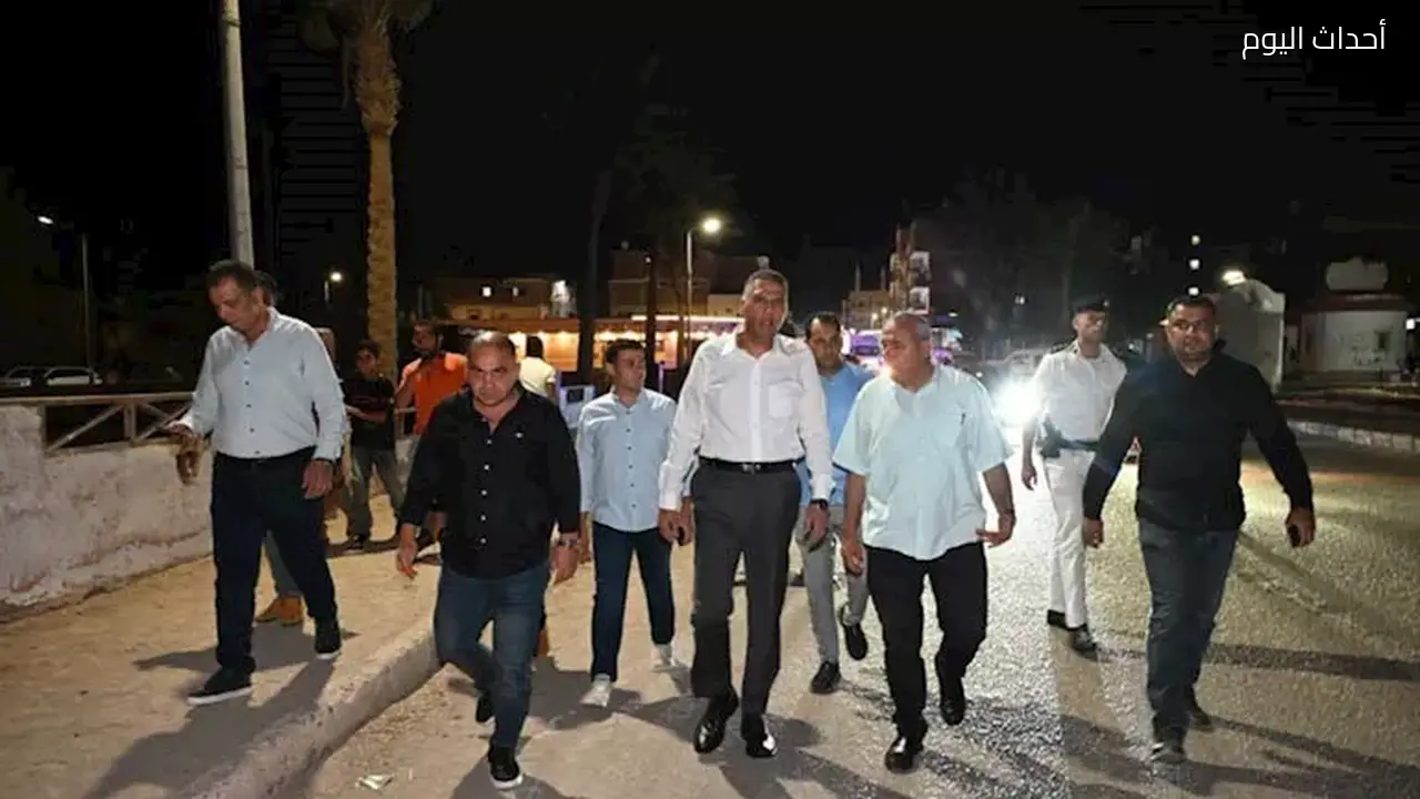 محافظ جنوب سيناء يتجول في شوارع الطور بلا حواجز لمتابعة احتياجات المواطنين – صور