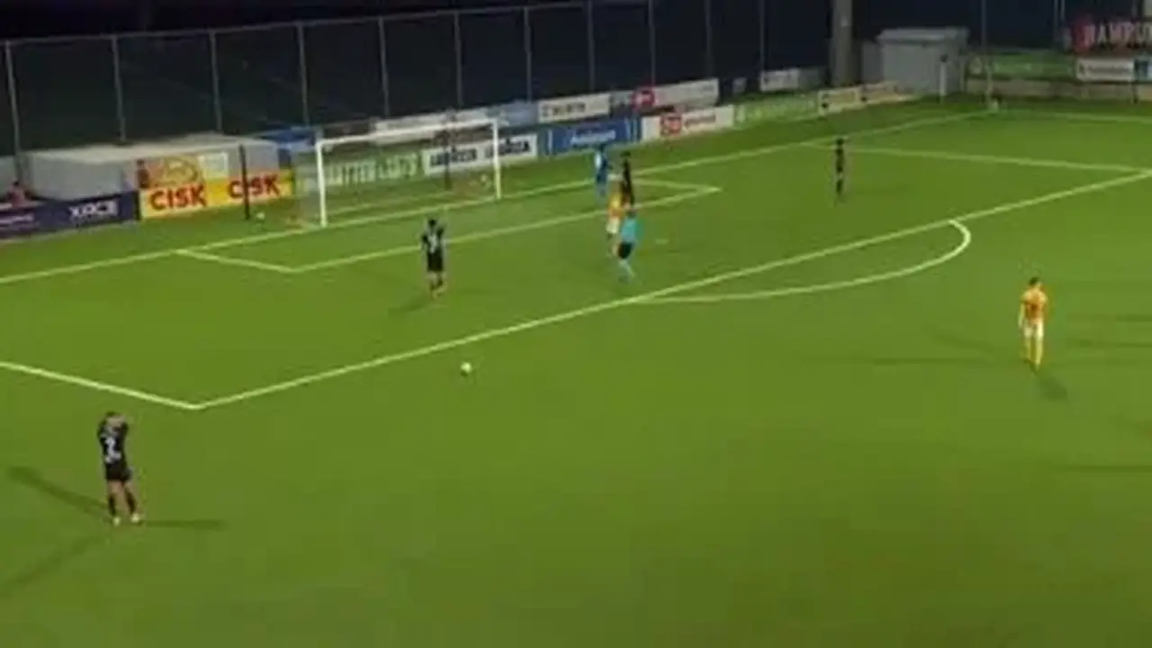 من ركلة مرمى إلى ركلة جزاء.. أغرب واقعة تحكيمية في دوري المؤتمر الأوروبي (فيديو)