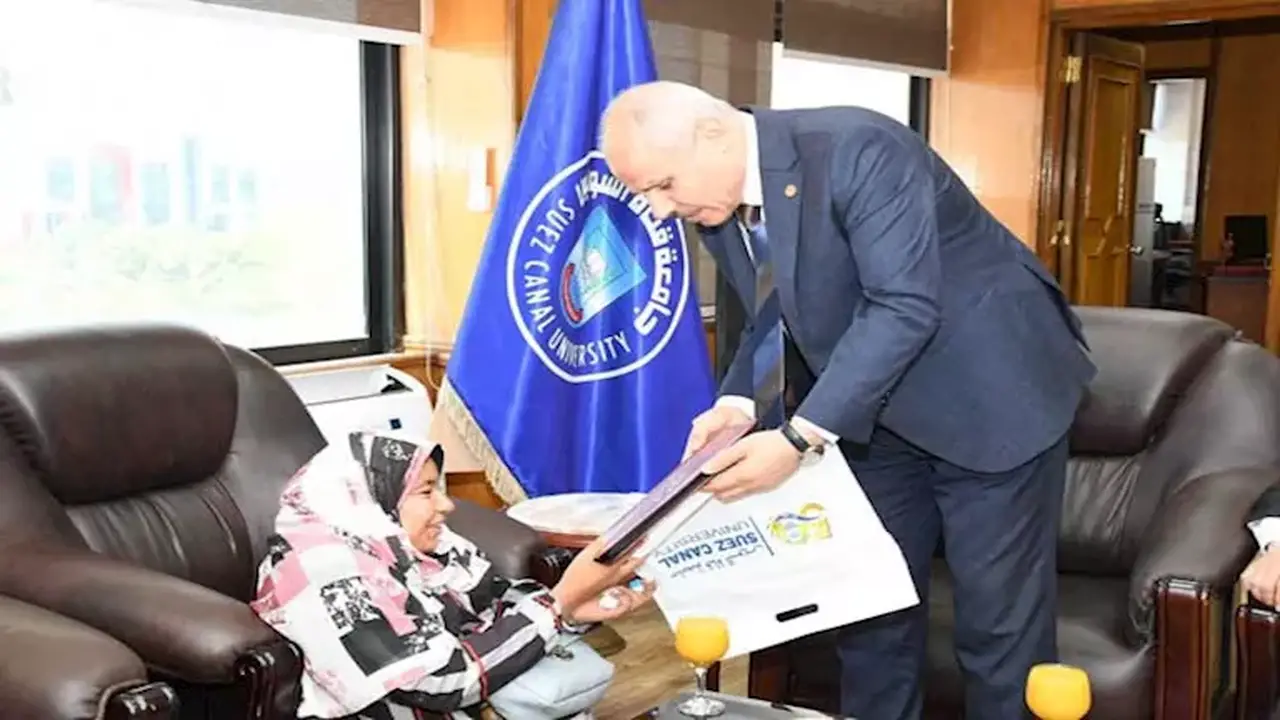 سميرة الأولى على تجارة قناة السويس: قصة كفاح ملهمة من قريتها إلى منصة التتويج