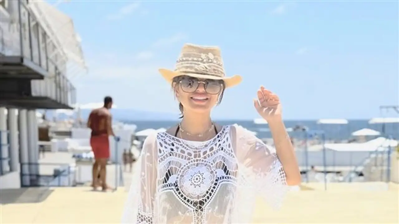 منة فضالي تتألق بإطلالة مميزة على شاطئ لبنان