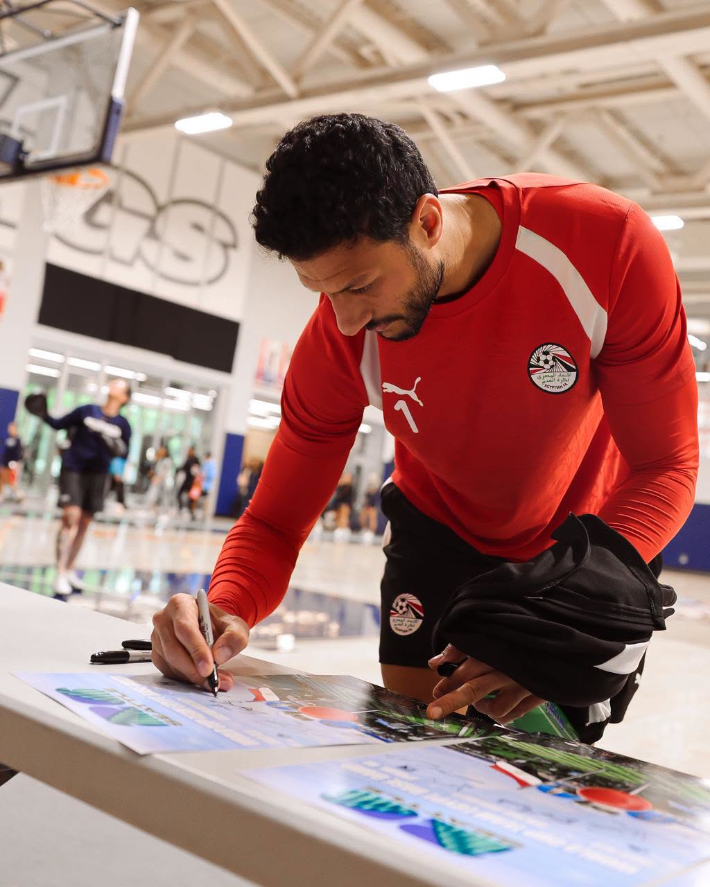 منتخب مصر يهدي جامعة جونزاجا القميص (15) منتخب مصر يهدي جامعة جونزاجا القميص (15)