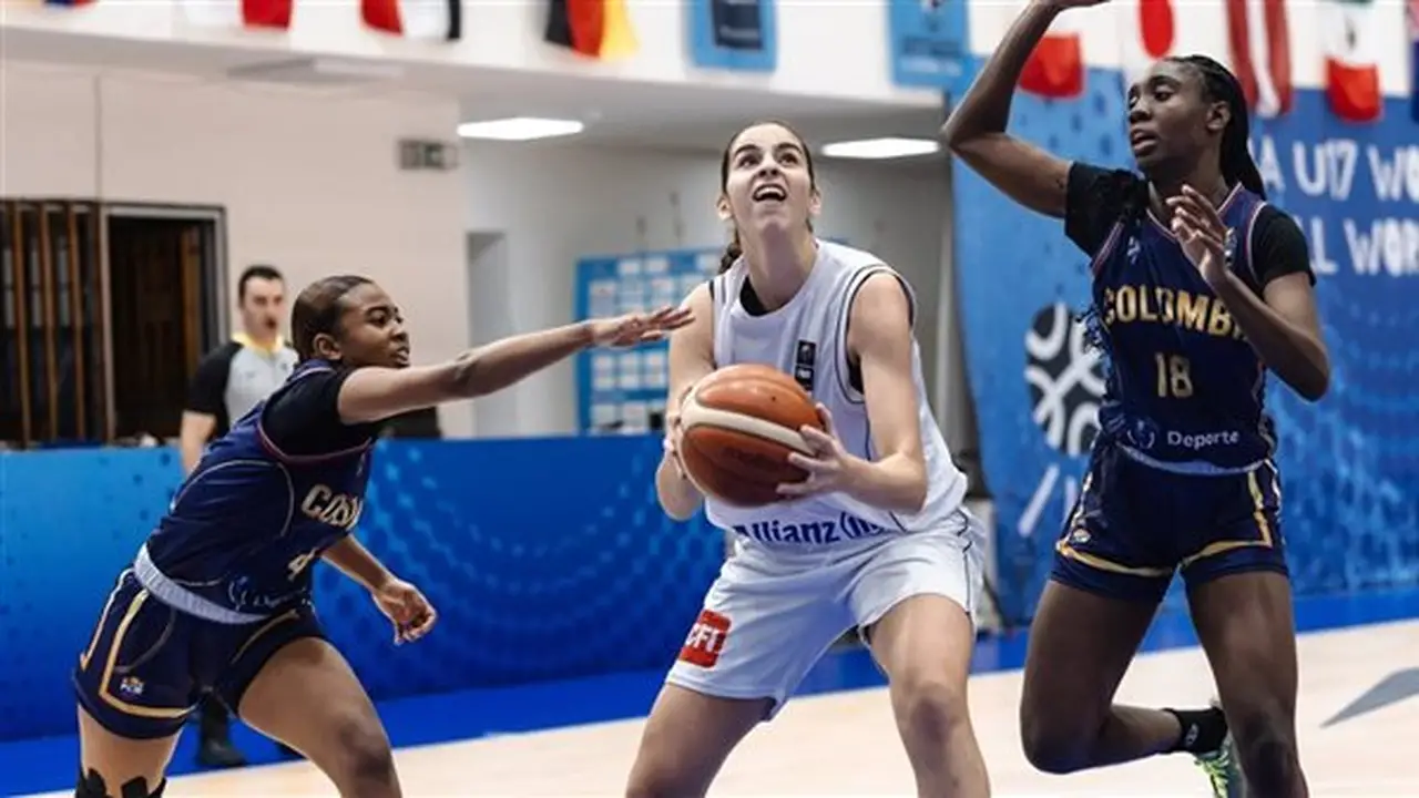 منتخب ناشئات السلة يحقق فوزًا كبيرًا على كولومبيا ويتأهل لمباراة تحديد المركز التاسع في بطولة العالم