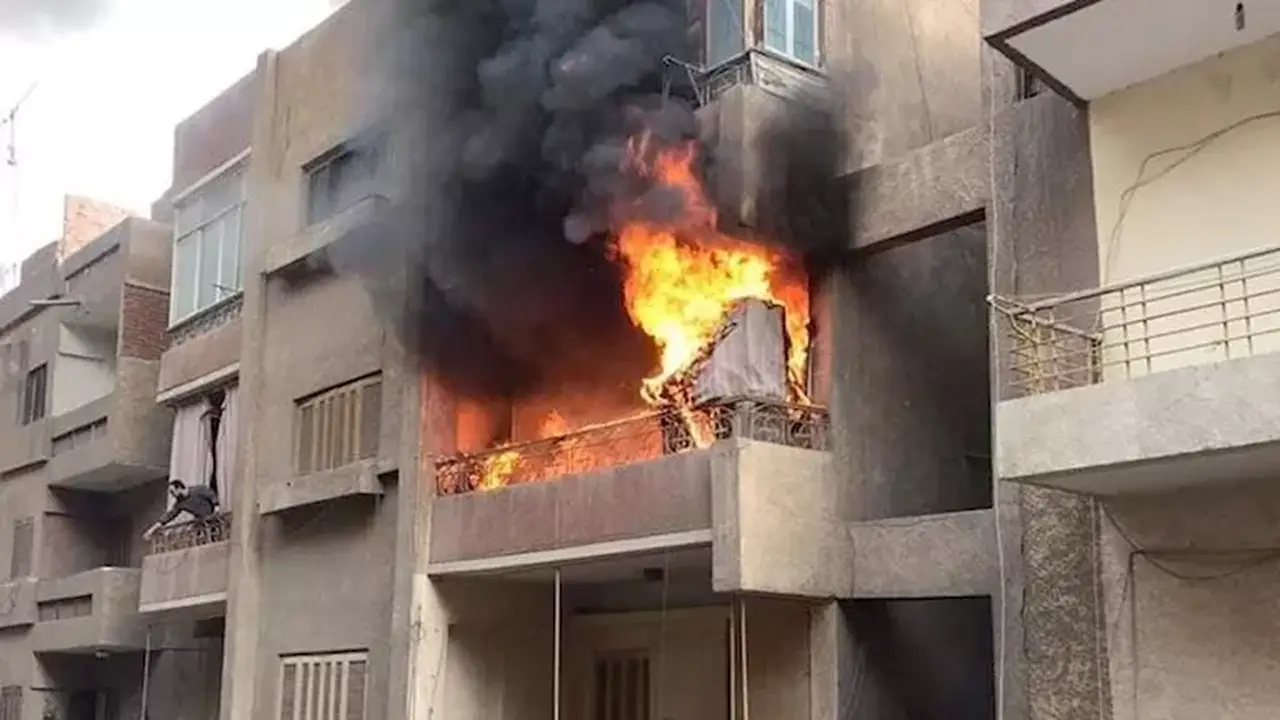 مواطن يشعل النار في منزل جاره ويعرقل جهود إخماده في قنا