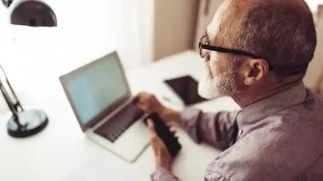 مواليد السبعينات يواجهون خطر ترك العمل.. اكتشف السبب