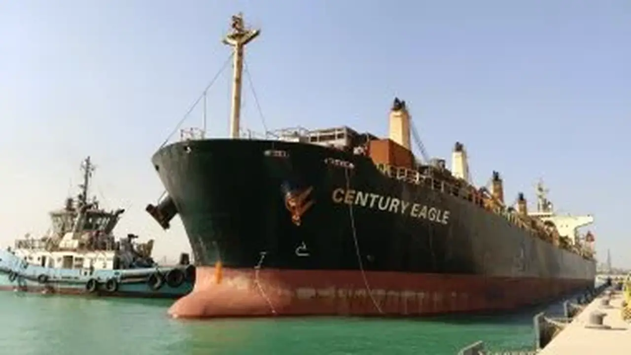 ميناء السخنة يستقبل السفينة CENTURY EAGLE في أول عملية تداول تجاري لشركة ترانس كارجو (TCI)