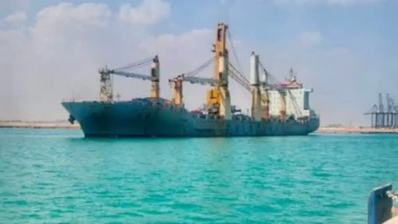 ميناء السخنة يستقبل السفينة CHIPOLBROK SUN محملة بونش عملاق