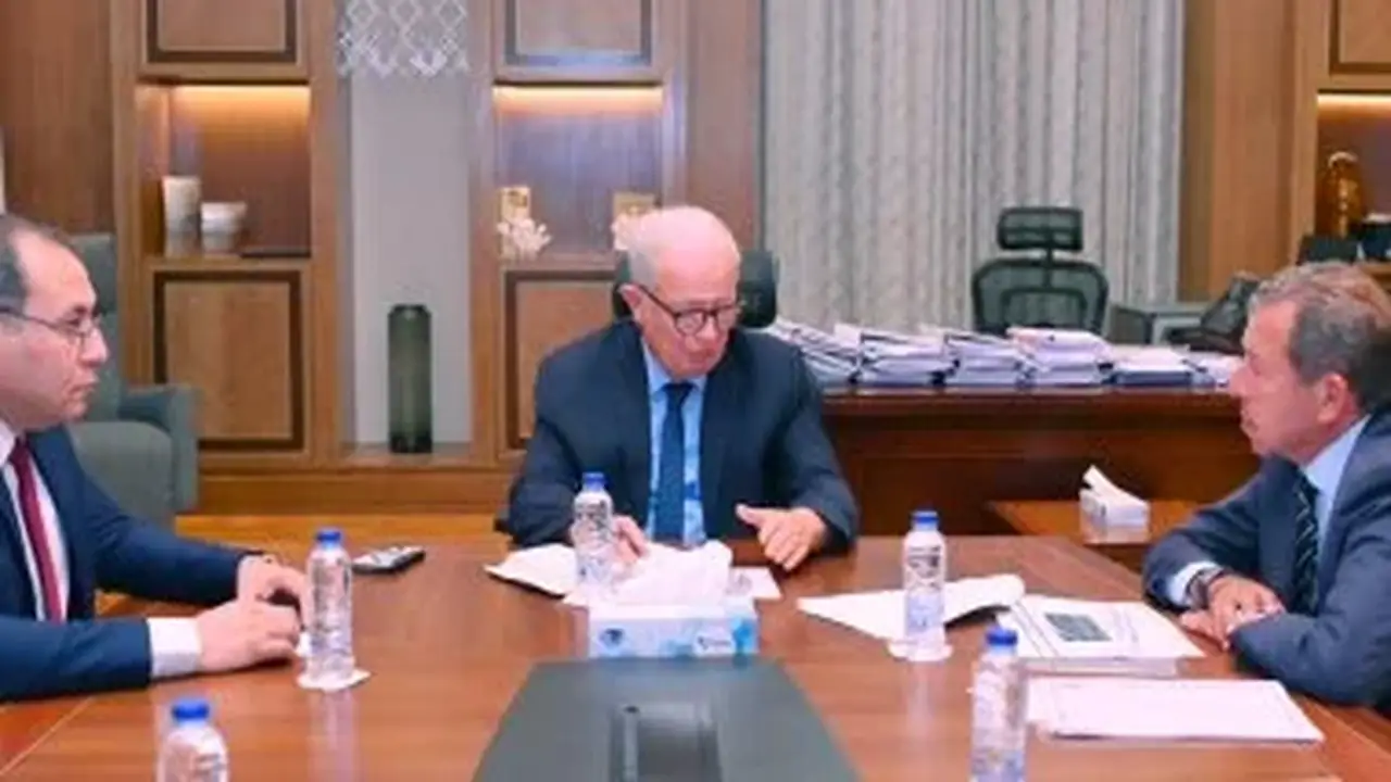 نائب رئيس الوزراء للشؤون الاقتصادية يستعرض أحدث تطورات مشروع تطوير صناعة الغزل والنسيج