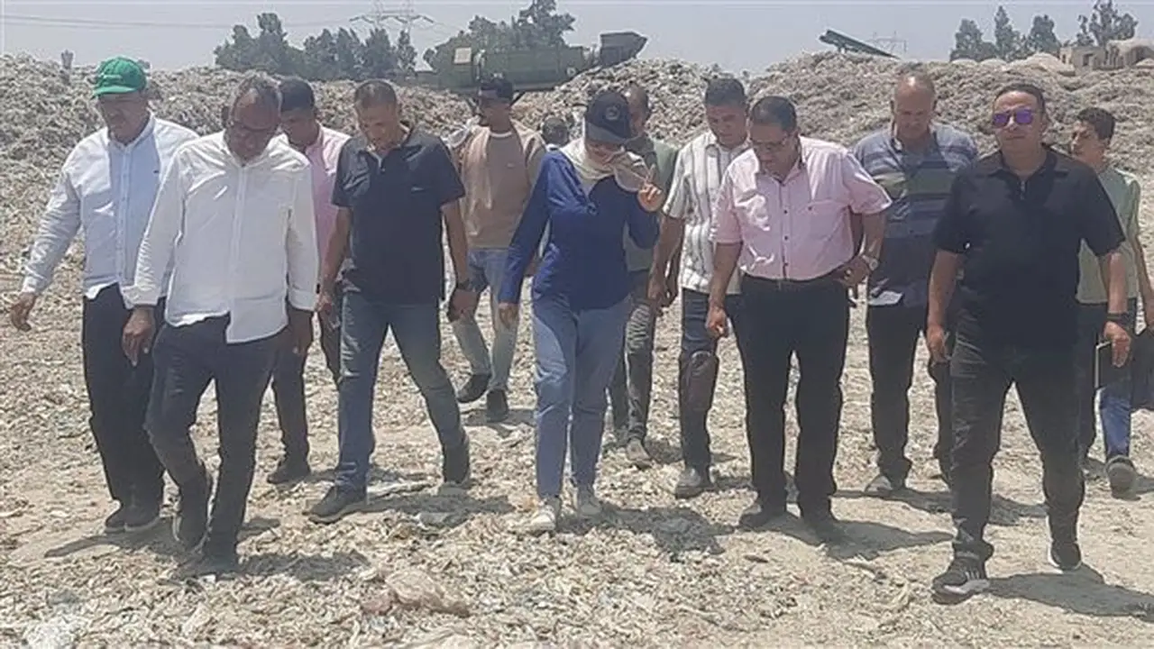 نائب محافظ القليوبية تتابع توفيق أوضاع موقع جمع وإعادة تدوير المخلفات في الخانكة (صور)